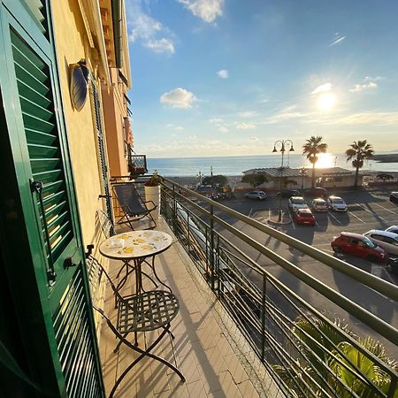 L'Eternita' E' Il Mare Mischiato Col Sole Rimbaud Lejlighed Ventimiglia Eksteriør billede