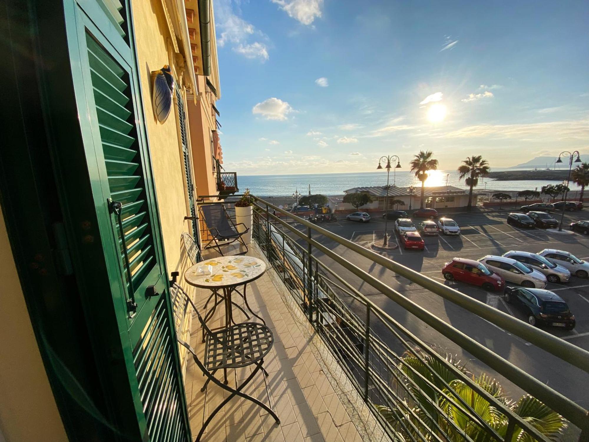L'Eternita' E' Il Mare Mischiato Col Sole Rimbaud Lejlighed Ventimiglia Eksteriør billede